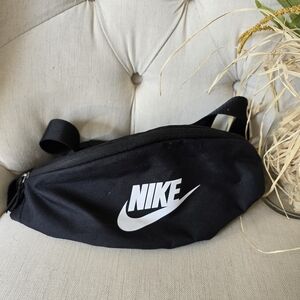 Nike Heritage Hip Sack ADJUSTABLE Waist Bag Fanny Pack Sachet BLACK